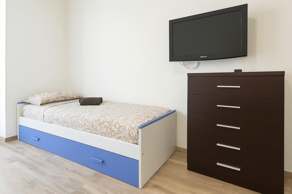 Communal lounge/ TV room, Bed, TV and multimedia, Photo of the whole room, Evening entertainment, Bedroom