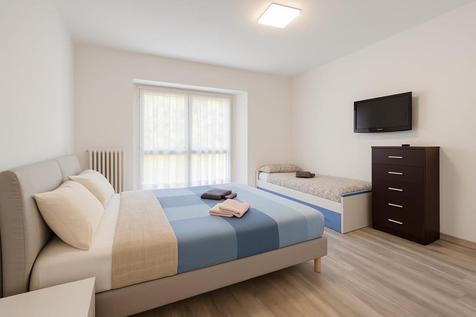 Communal lounge/ TV room, Bed, TV and multimedia, Photo of the whole room, Evening entertainment, Bedroom, locker, locker, towels, wardrobe, air conditioner