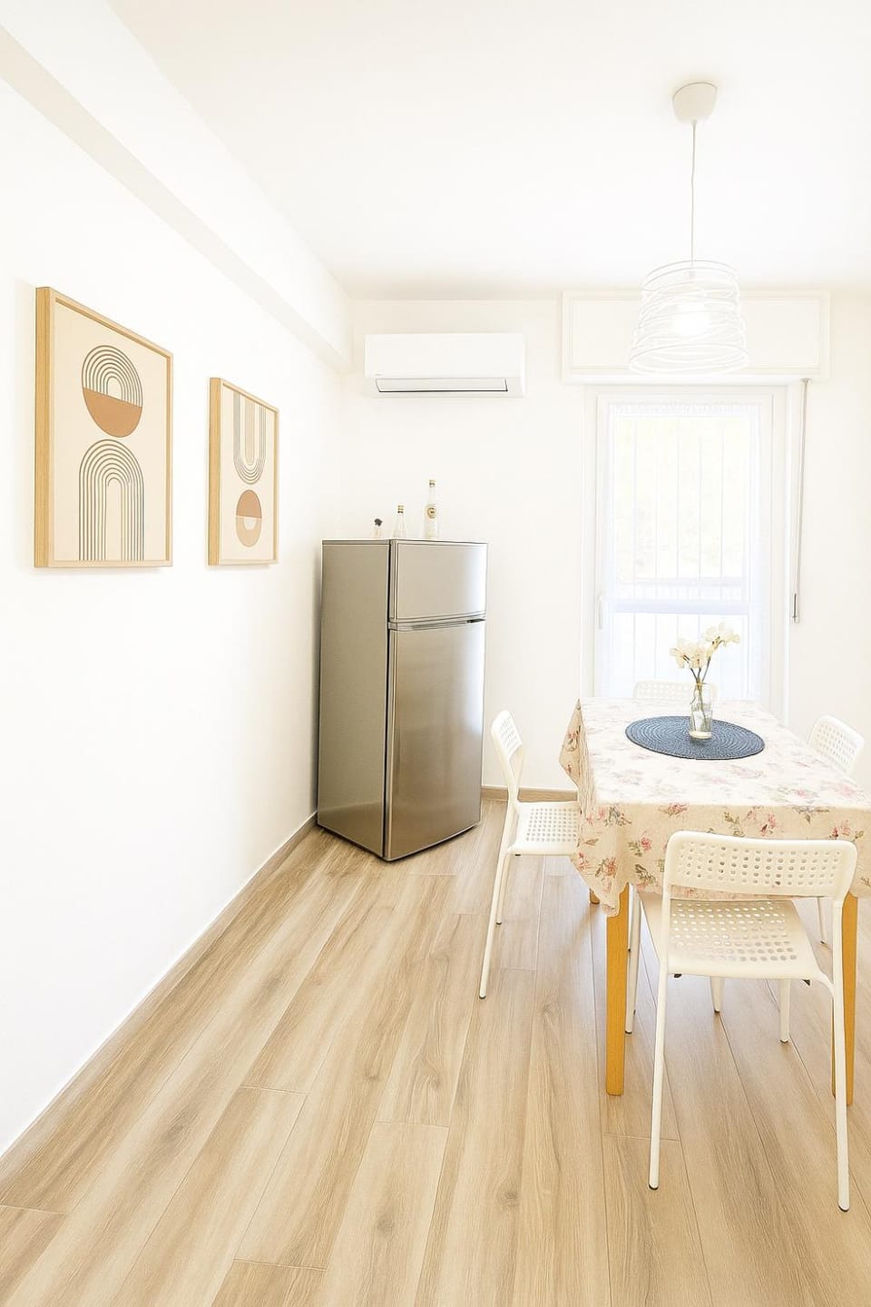 Kitchen or kitchenette, Dining area, air conditioner, air conditioner