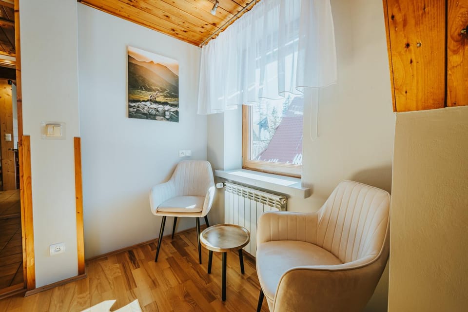 Photo of the whole room, Seating area