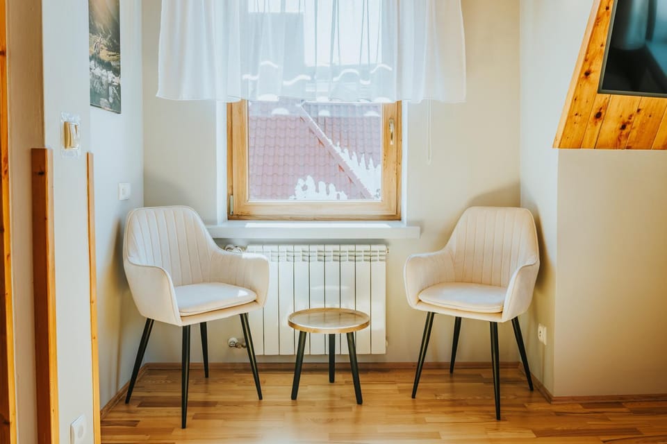 Photo of the whole room, Seating area