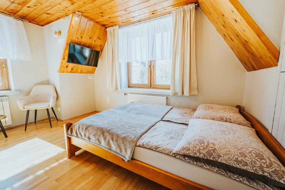 Bed, TV and multimedia, Photo of the whole room, Seating area, Bedroom