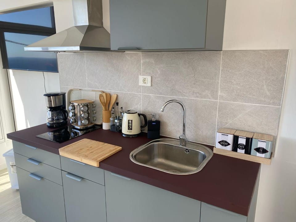 Coffee/tea facilities, Kitchen or kitchenette, stove