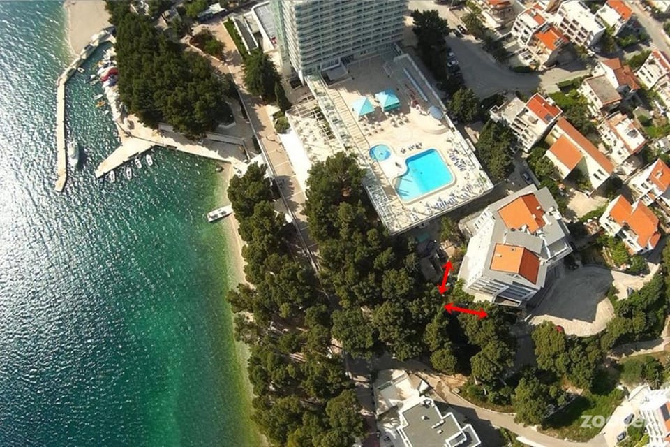 Neighbourhood, Beach, Location