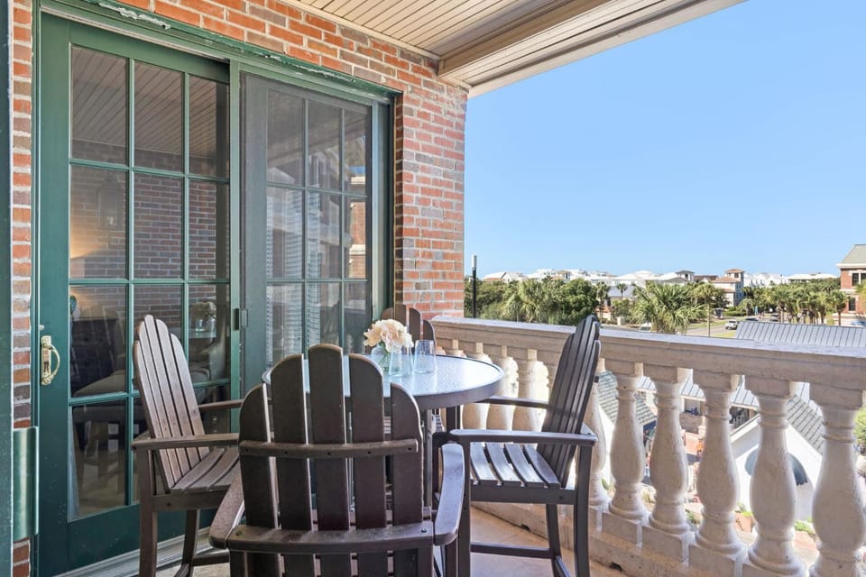 The Village Happy Life Condo - Private Beach Access Pool & Hot Tub House in Rosemary Beach