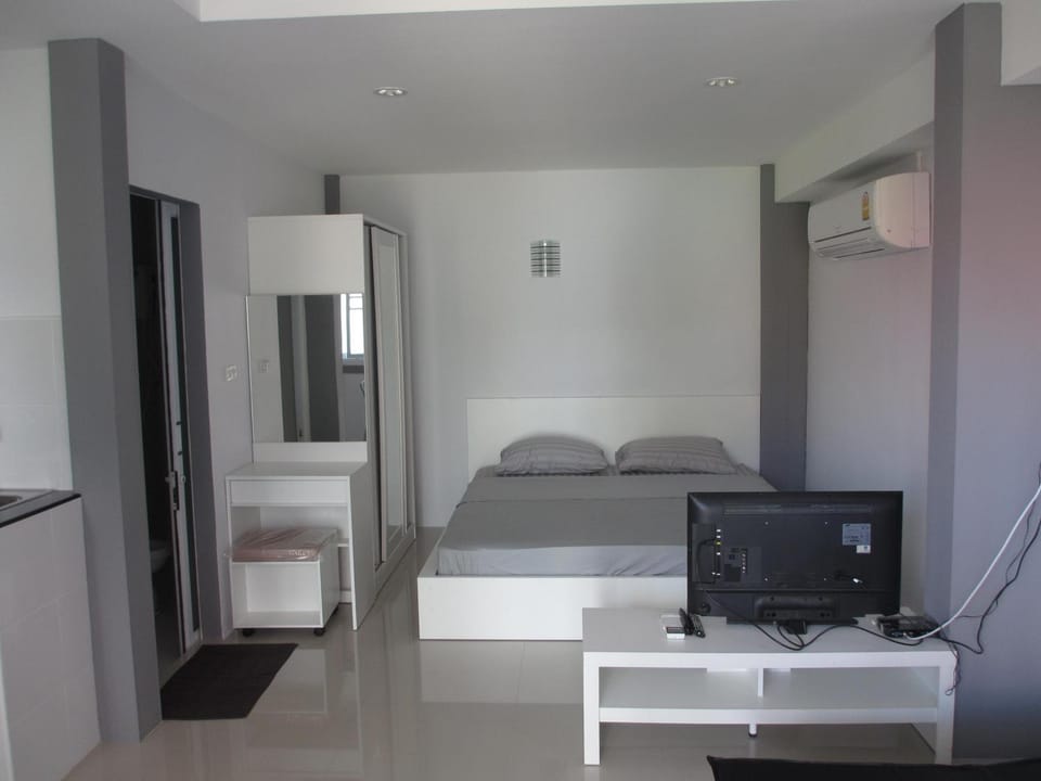 Bed, TV and multimedia, Photo of the whole room