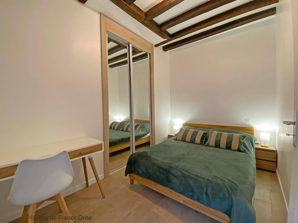 Bed, Photo of the whole room, Seating area, Bedroom