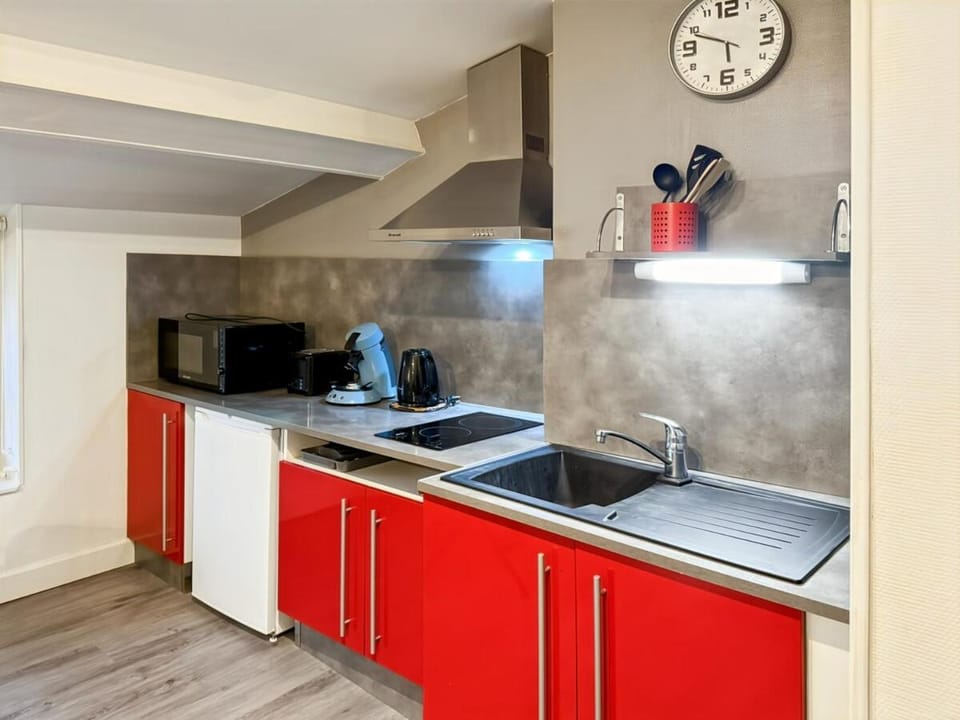 Kitchen or kitchenette, dishwasher, stove