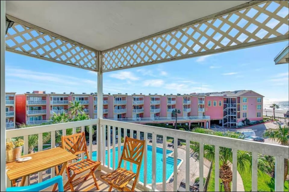 Ocean & Pool View - Top Floor - 2 Pools - Hot Tub - GYM - Tennis ct - Shoreline Stays 9303 Apartment in Galveston Island