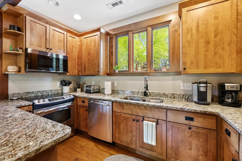 Coffee/tea facilities, Kitchen or kitchenette, dishwasher, microwave, oven, pet friendly, stove, toaster