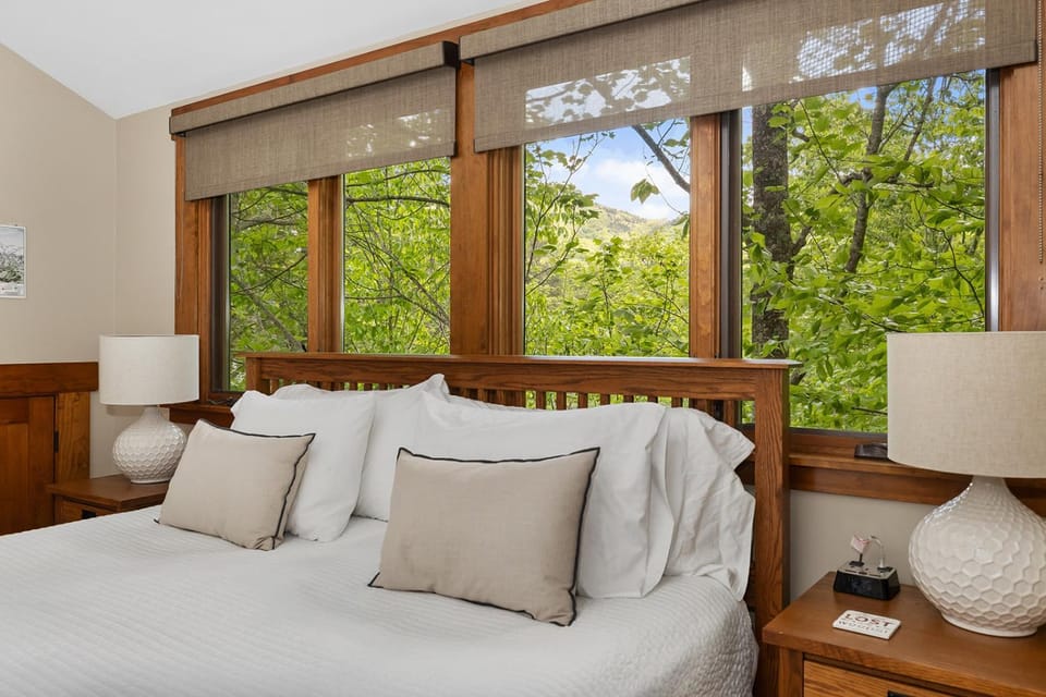 Bedroom, Mountain view