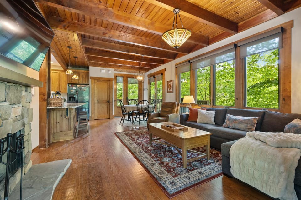 TV and multimedia, Kitchen or kitchenette, Living room, Dining area, fireplace