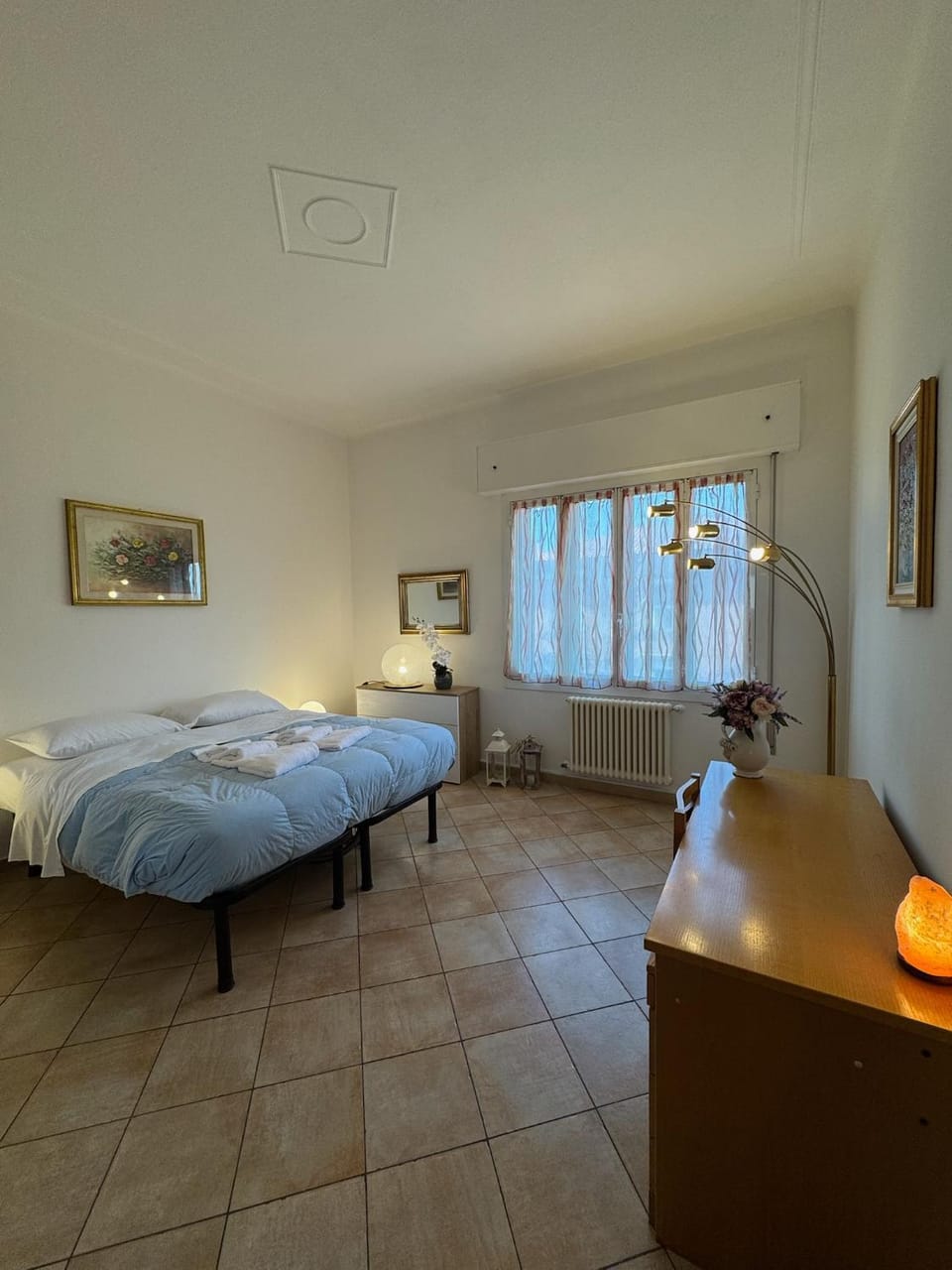 Bed, Seating area, Bedroom