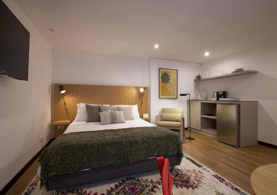 Bed, TV and multimedia, Kitchen or kitchenette, Photo of the whole room, Seating area, Bedroom, minibar