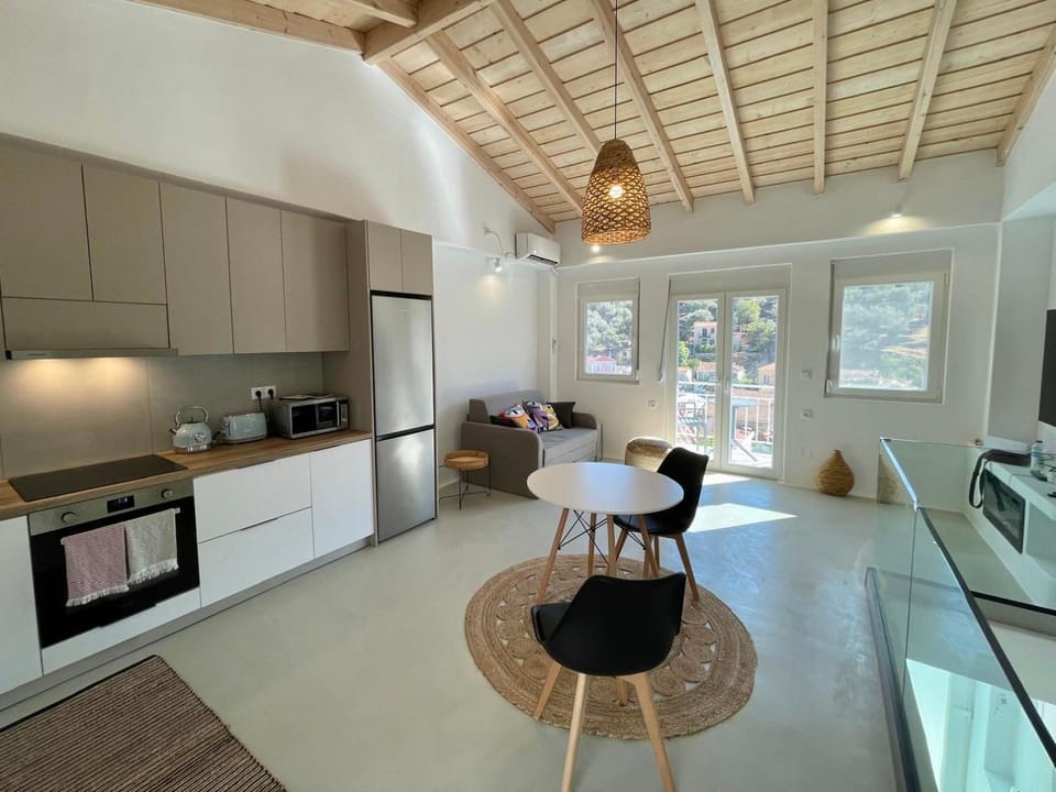 Coffee/tea facilities, Kitchen or kitchenette, Living room, Seating area, Dining area, toaster