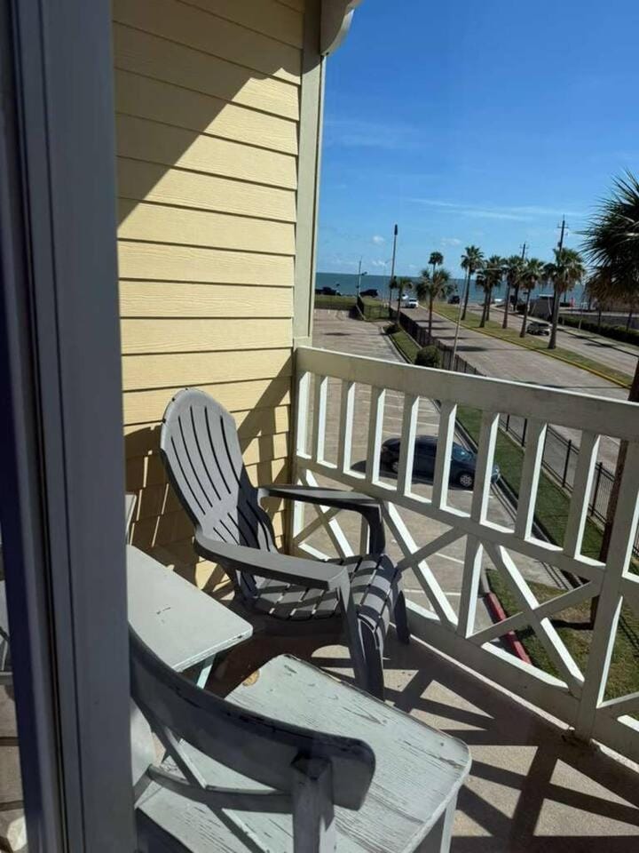 Ocean Views - Heated Pool - Hot Tub - Corner Unit - steps to beach - Cruise Parking included shoreline stays 9229 Apartment in Galveston Island