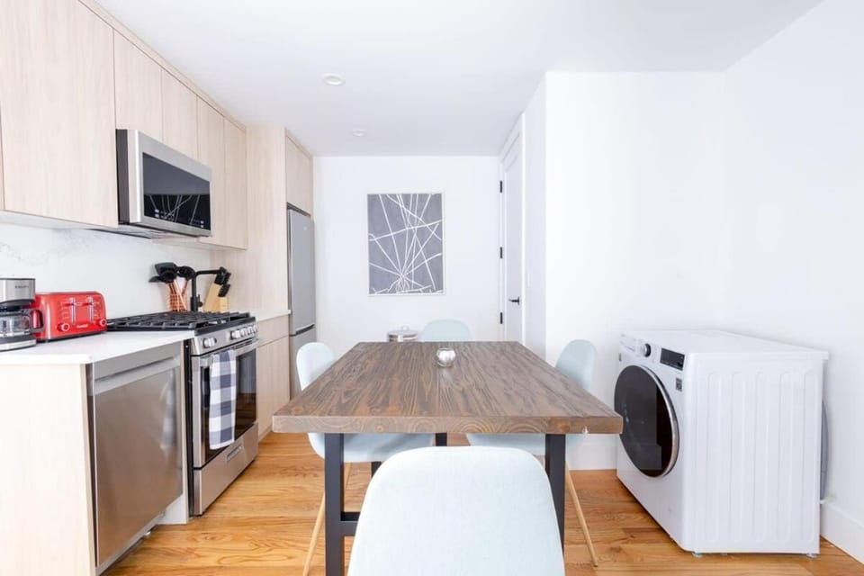 323-2 Spacious 2BR Williamsburg Apartment in Manhattan