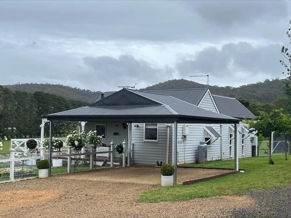 Yarra Fox Farm Cottage Farmstay House in Dixons Creek