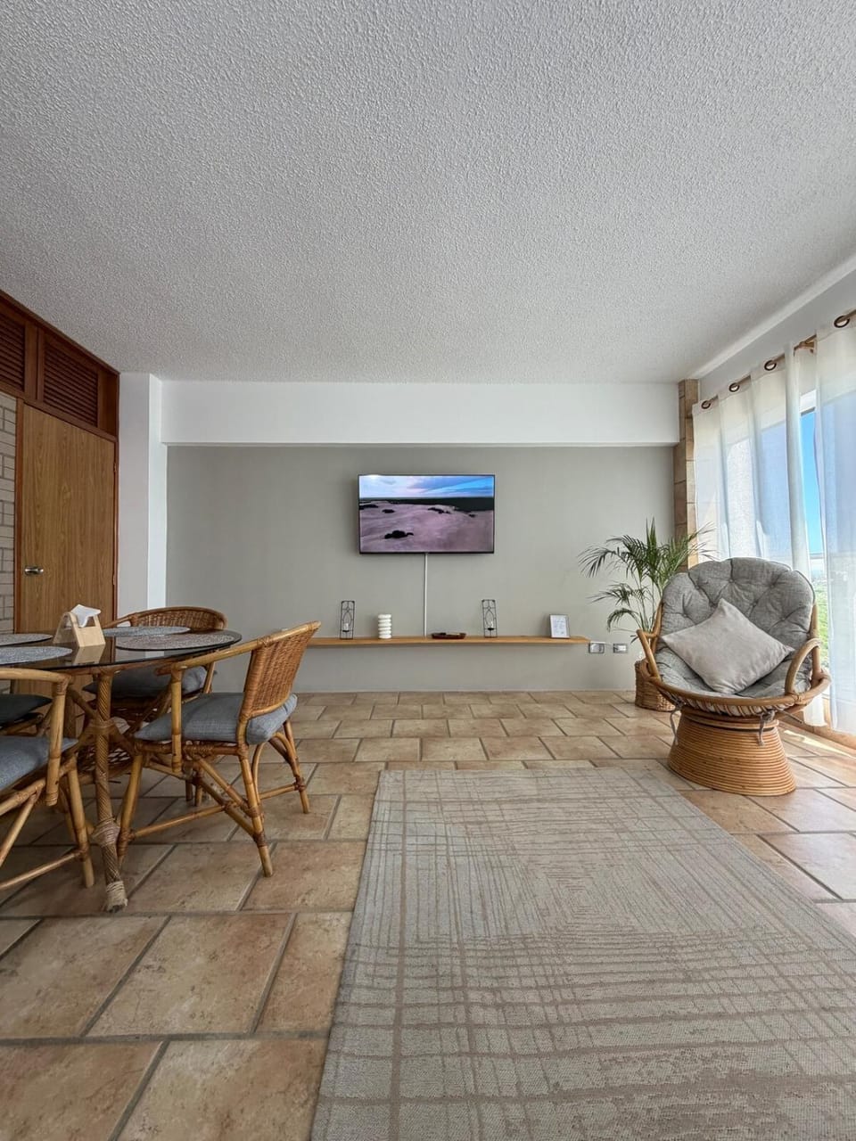TV and multimedia, Living room, Seating area, Dining area