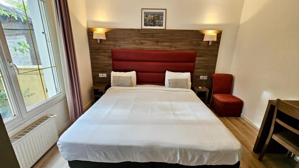 Bed, Living room, Photo of the whole room, Seating area, Bedroom
