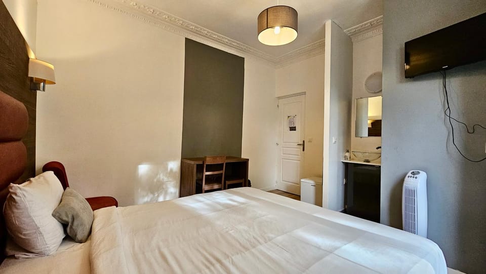 Communal lounge/ TV room, Bed, TV and multimedia, Photo of the whole room, Bedroom