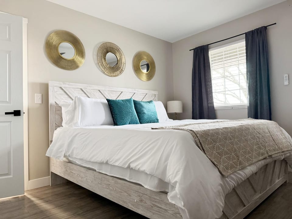 Bed, Photo of the whole room, Bedroom
