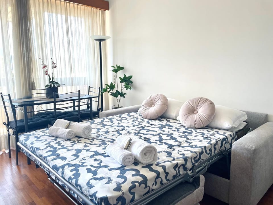Bed, towels