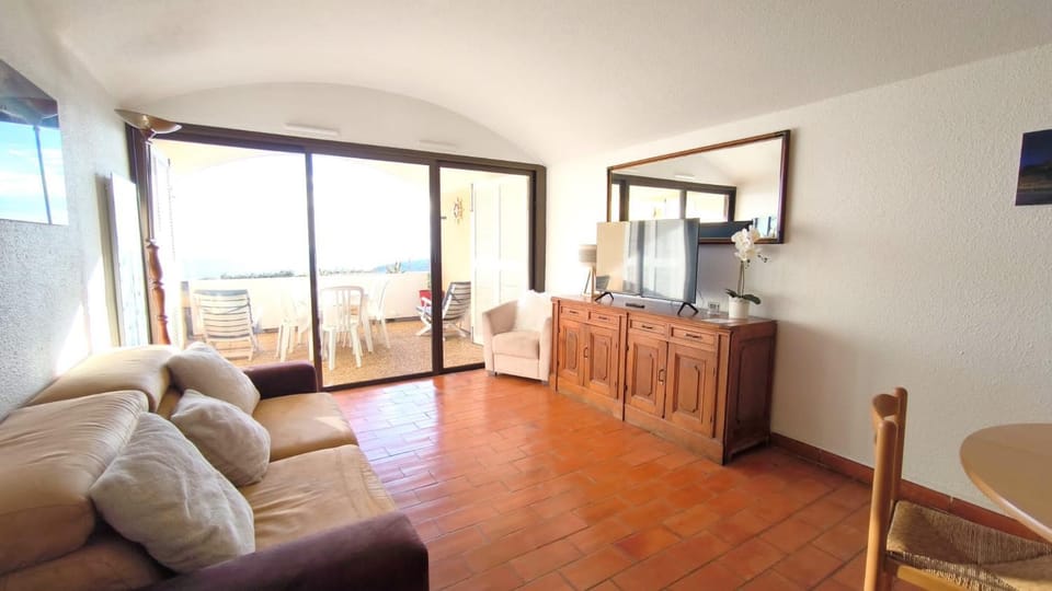 Bed, TV and multimedia, Living room