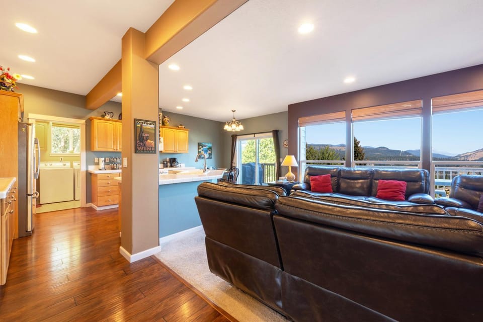 West Sail 30 Day Minimum House in Hood River
