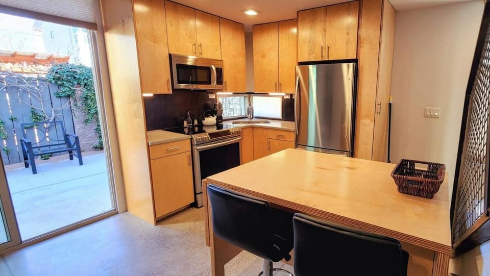 Kitchen or kitchenette, Dining area, oven, stove