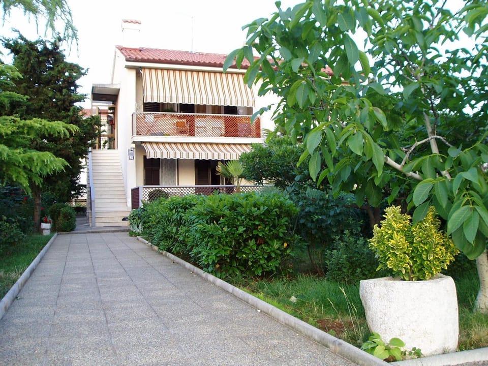 Location, children, Family