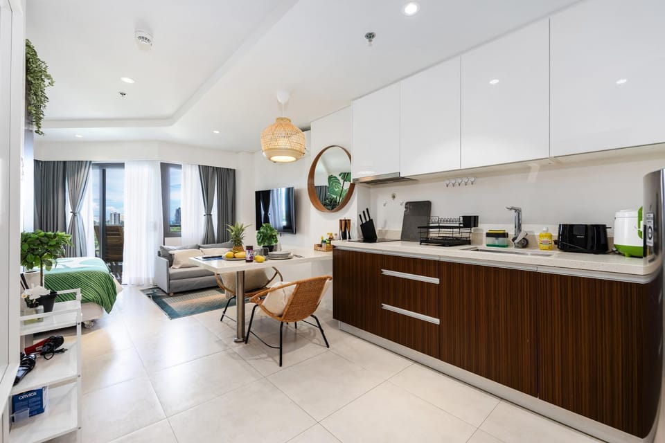 TV and multimedia, Kitchen or kitchenette, Living room, Seating area, Dining area