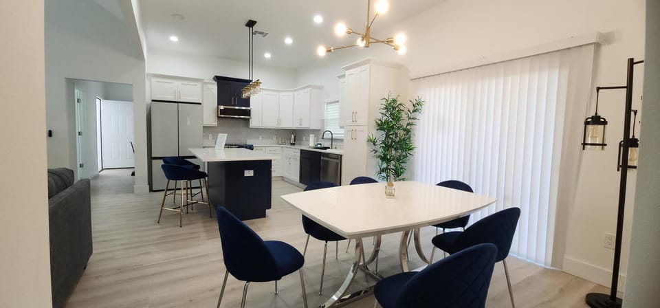 Kitchen or kitchenette, Seating area, Dining area, stove