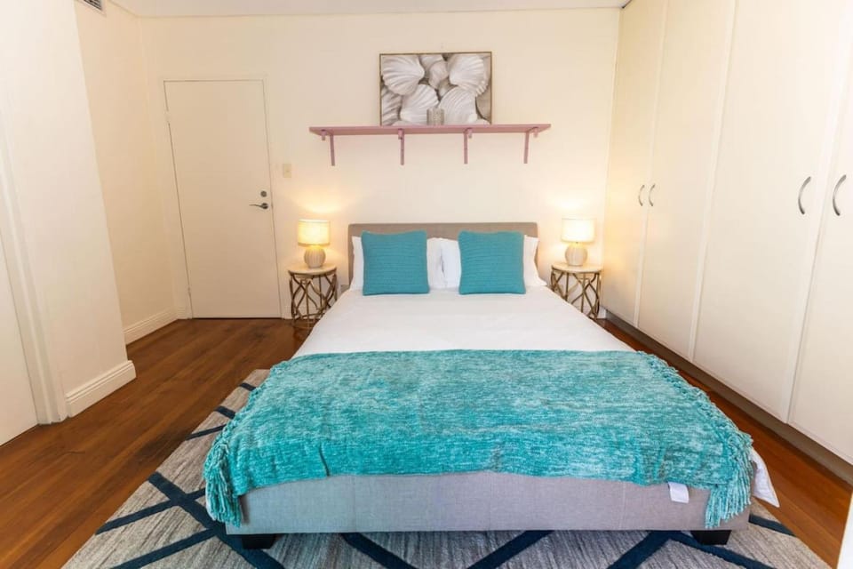 Bright & Spacious 2 BDR w Pool Parking Balcony AC Apartment in Sydney