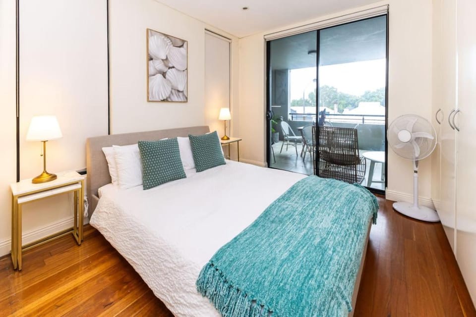 Bright & Spacious 2 BDR w Pool Parking Balcony AC Apartment in Sydney