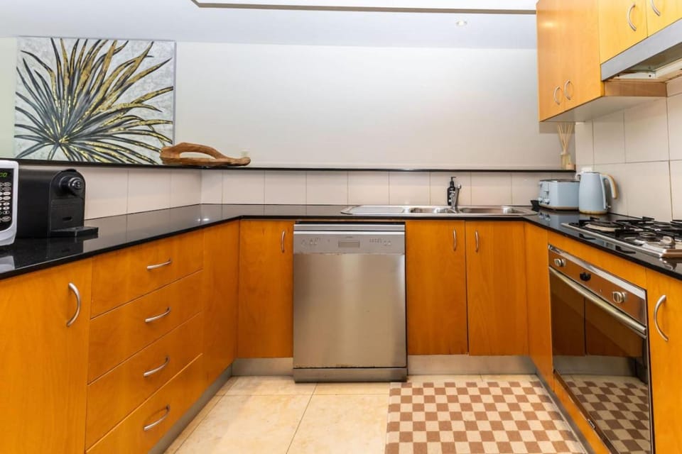 Bright & Spacious 2 BDR w Pool Parking Balcony AC Apartment in Sydney