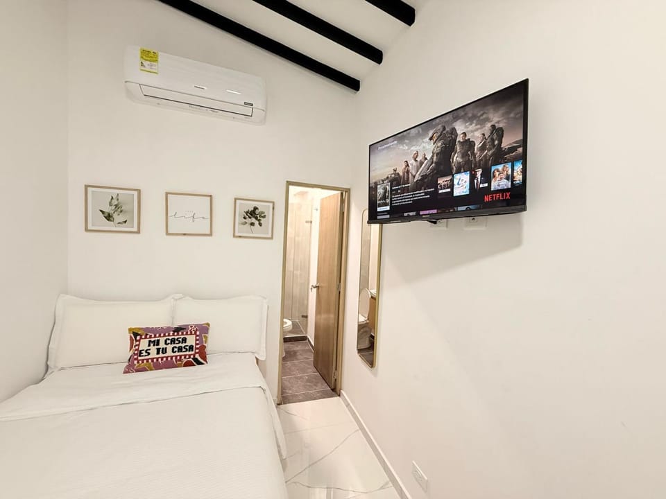 Bed, TV and multimedia, Photo of the whole room, Evening entertainment, Bedroom, air conditioner