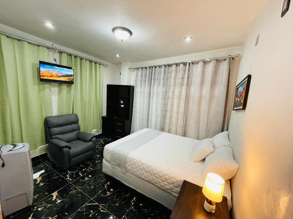 Bed, TV and multimedia, Photo of the whole room, Bedroom