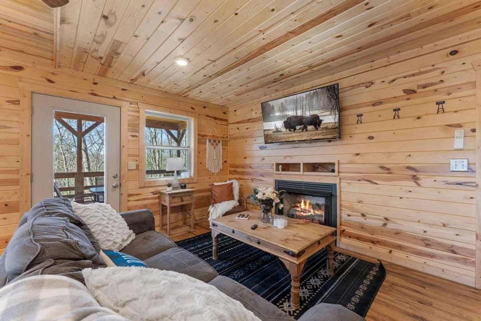5 Cabins for Groups - Sleeps 54, Hot Tubs Cabin in Jasper
