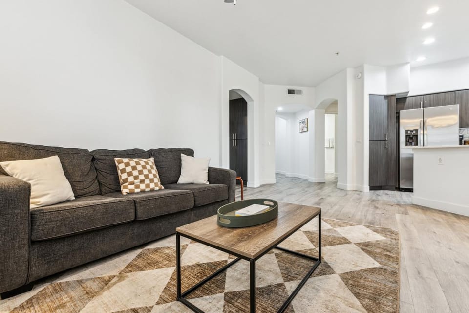 CozySuites Glendale by the stadium with pool 28 Apartment in Glendale