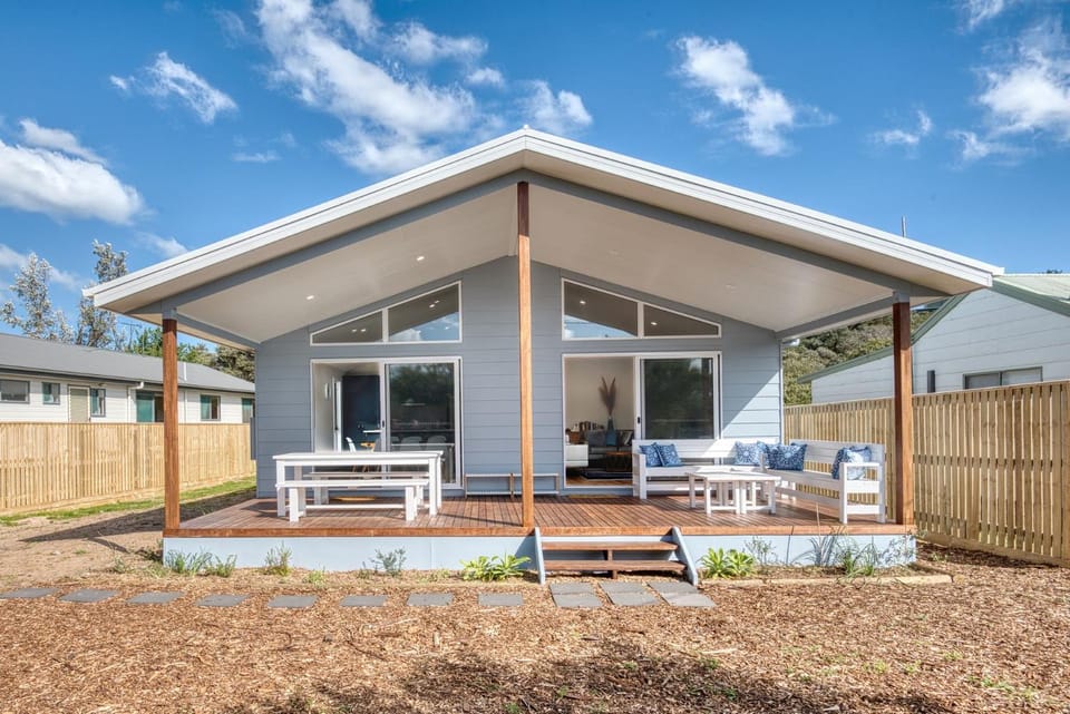 Property building, Patio, Spring, Day, Garden, Dining area, Garden view
