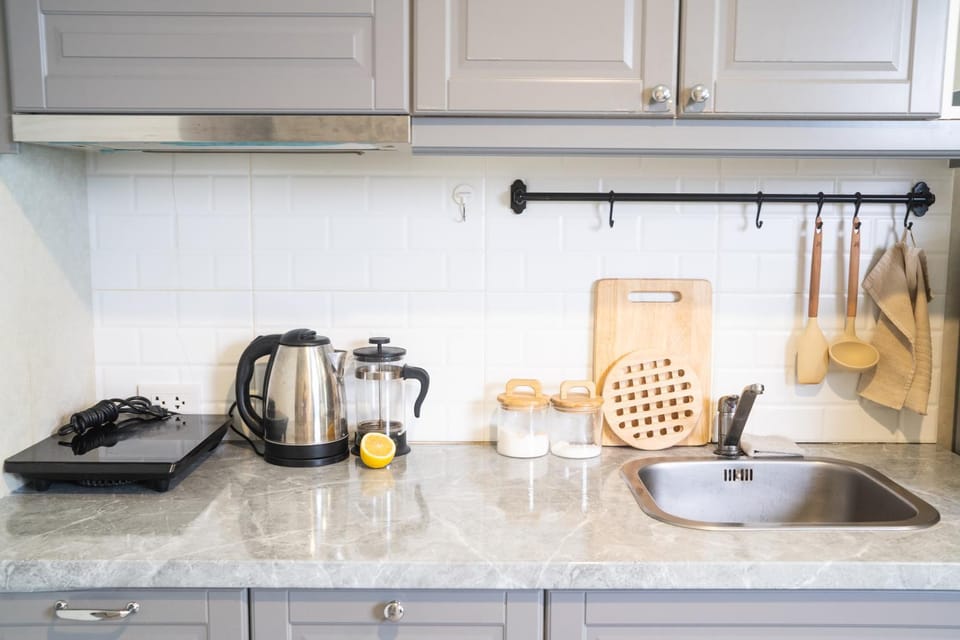 Coffee/tea facilities, Kitchen or kitchenette, stove, toaster