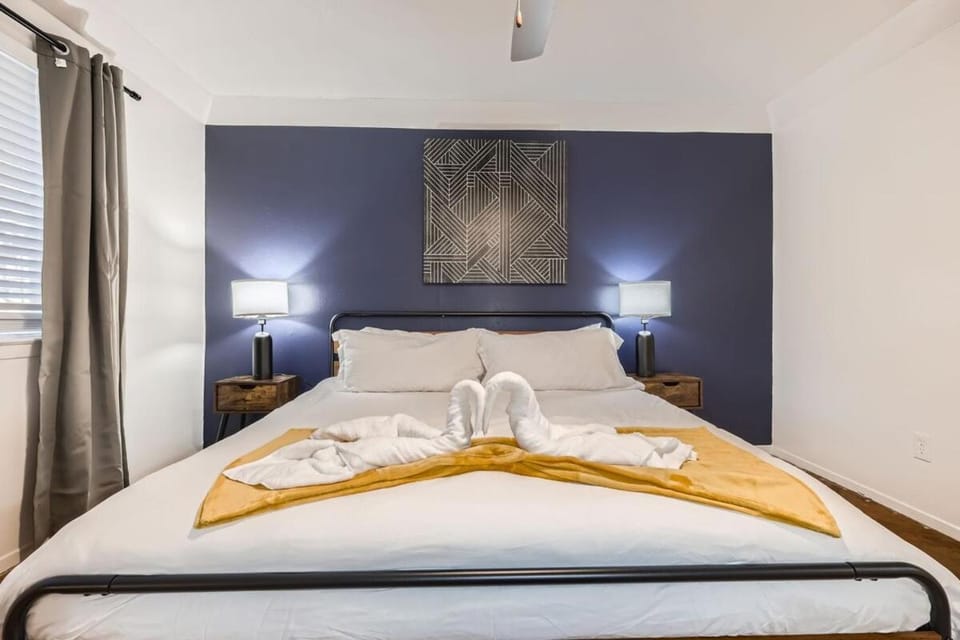 Your Cozy King Suite Getaway - Sleeps 4 - Pool, Prkg Apartment in Austin