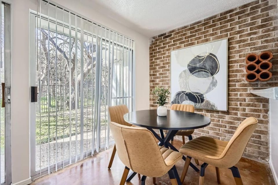 Your Cozy King Suite Getaway - Sleeps 4 - Pool, Prkg Apartment in Austin
