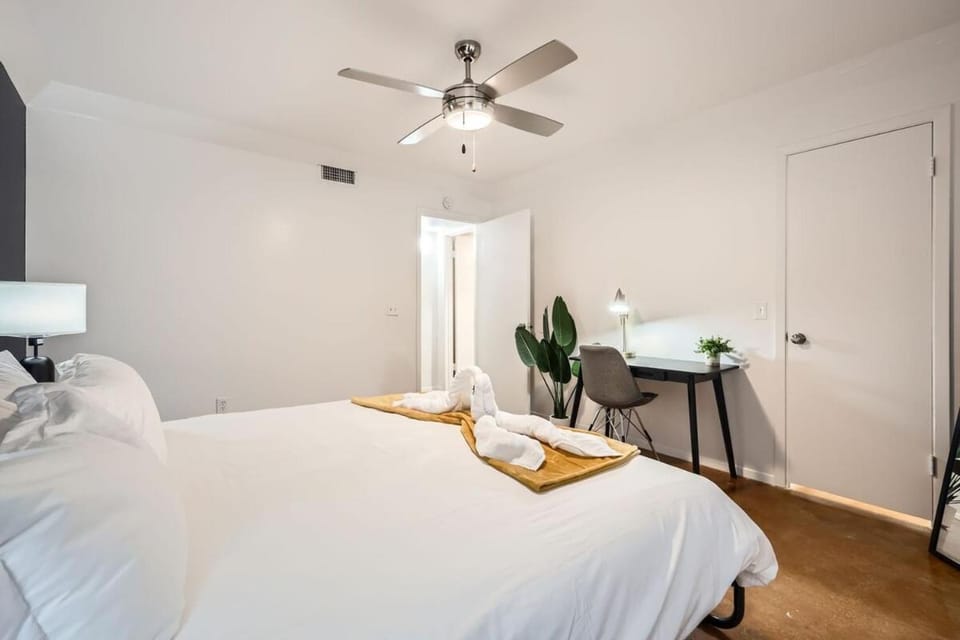 Your Cozy King Suite Getaway - Sleeps 4 - Pool, Prkg Apartment in Austin