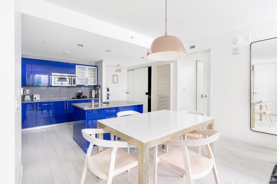 Kitchen or kitchenette, Dining area