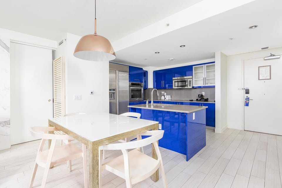 Kitchen or kitchenette, Dining area, stove