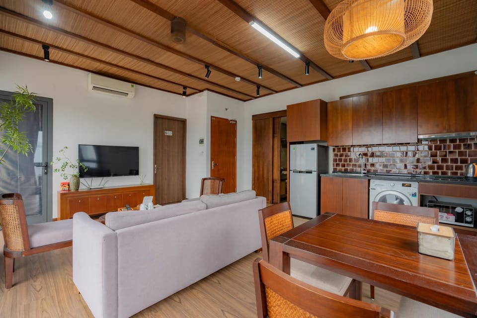 Communal lounge/ TV room, TV and multimedia, Kitchen or kitchenette, Living room, Seating area, Dining area, stove