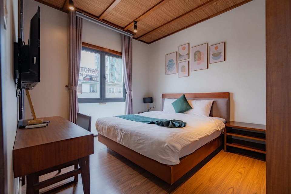 Bed, TV and multimedia, Evening entertainment, Bedroom