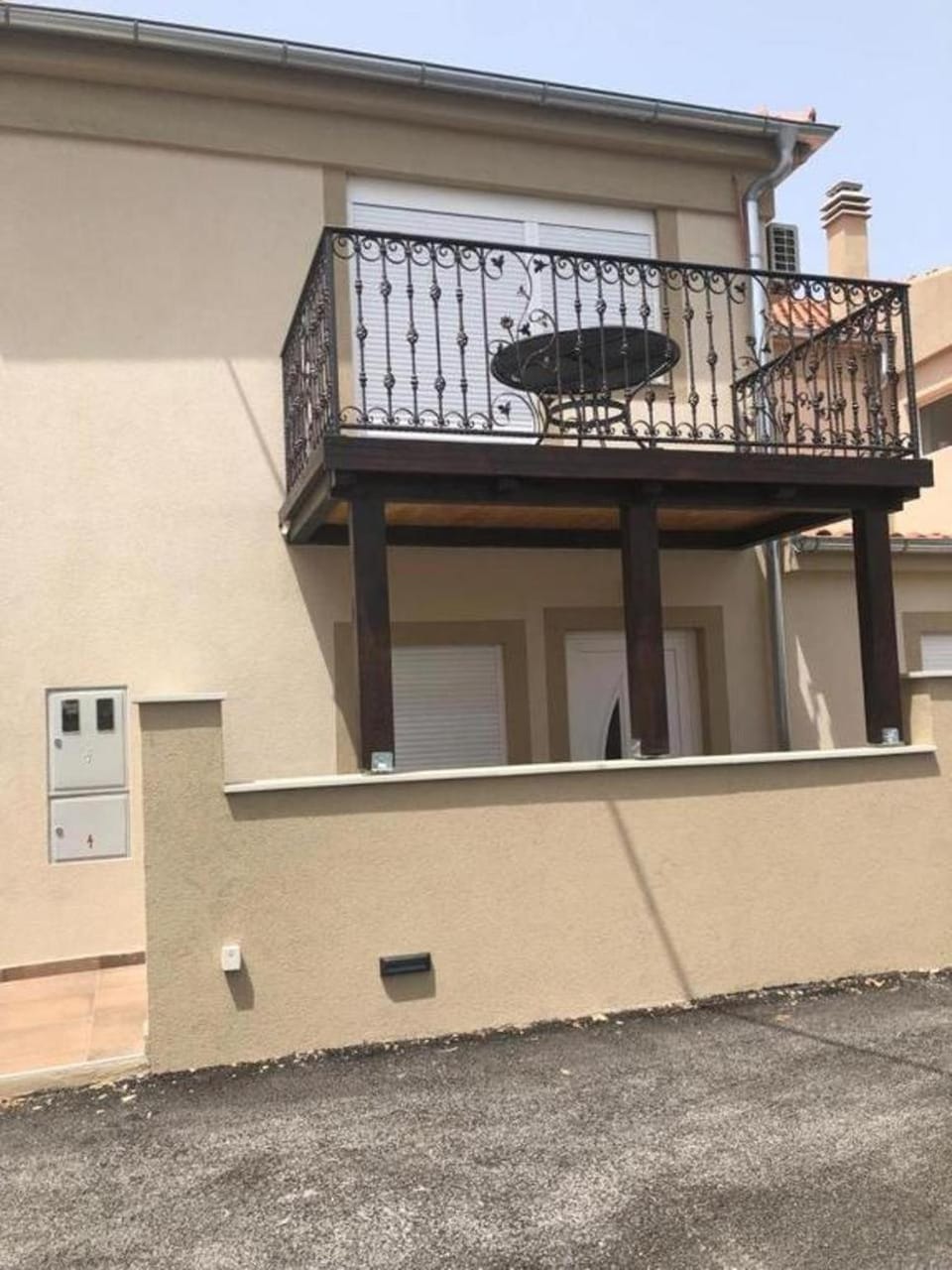 Property building, Day, Balcony/Terrace, Parking